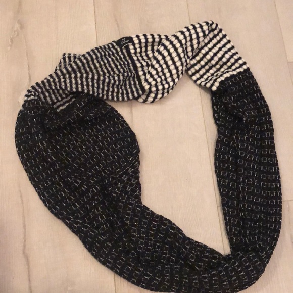 🔥 3/$18🔥 EUC Infinity Scarf - Picture 2 of 3